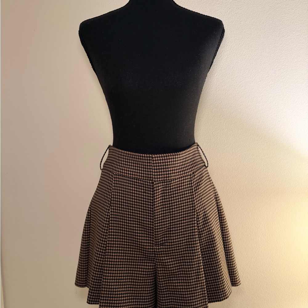 Alice + Olivia Black and Tan Houndstooth Skort